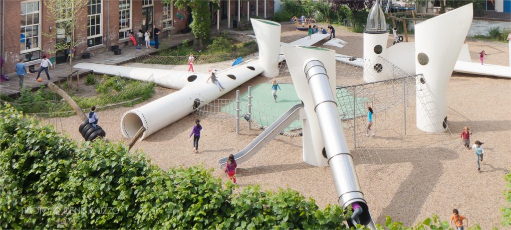 parque infantil con palas de aerogenerador